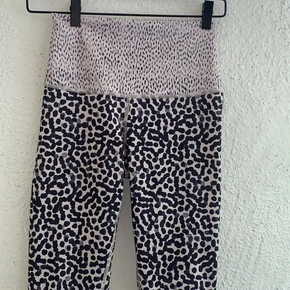 Lululemon Wunder Under Crop II Roll Down -Tights Print Tan Spot Size 4 - Picture 3 of 9